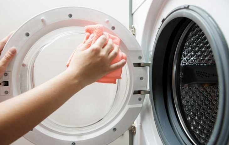 Huong-dan-ve-sinh-may-giat-don-gian-tai-nha-2-730x464